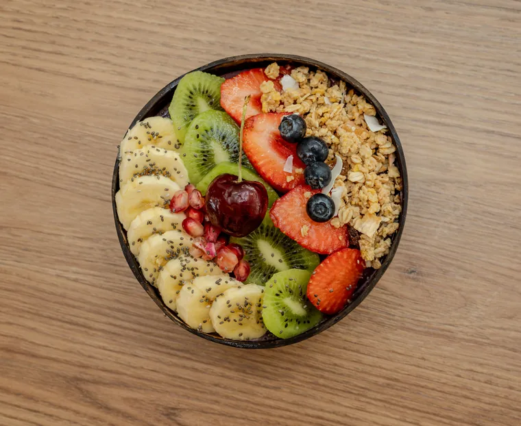 Bol de açaí con fruta fresca y granola
